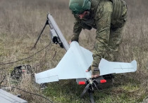 В военном деле началась эра беспилотников. Ударные дроны на поле боя успешно конкурируют с танками и артиллерией, они наносят наибольшие потери ВСУ в зоне СВО. Для ударов по врагу наши войска часто используют особый вид беспилотных устройств – барражирующие боеприпасы. На днях расчеты таких  «Кубов» группировки «Запад» уничтожили пункт временной дислокации пехоты и техники ВСУ на Купянском направлении.