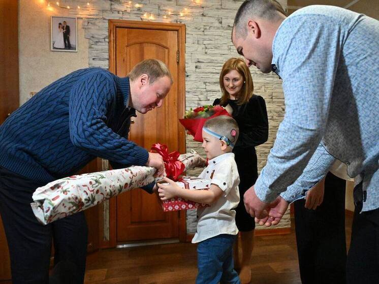 Губернатор Томенко исполнил новогоднее желание мальчика из алтайского села