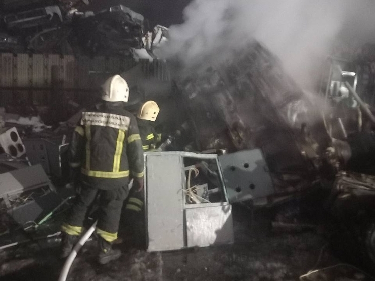 В Заполярном загорелся мусор на площадке приема металла