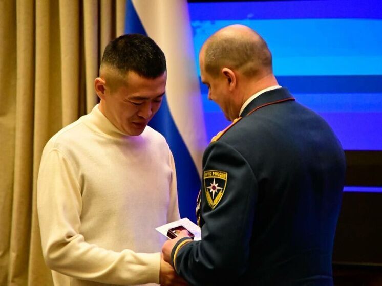 МЧС Приморья наградило врача Артема за помощь в спасании людей