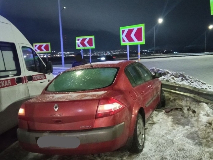 Водитель Renault Megane врезался в отбойник на Восточно-Объездной дороге