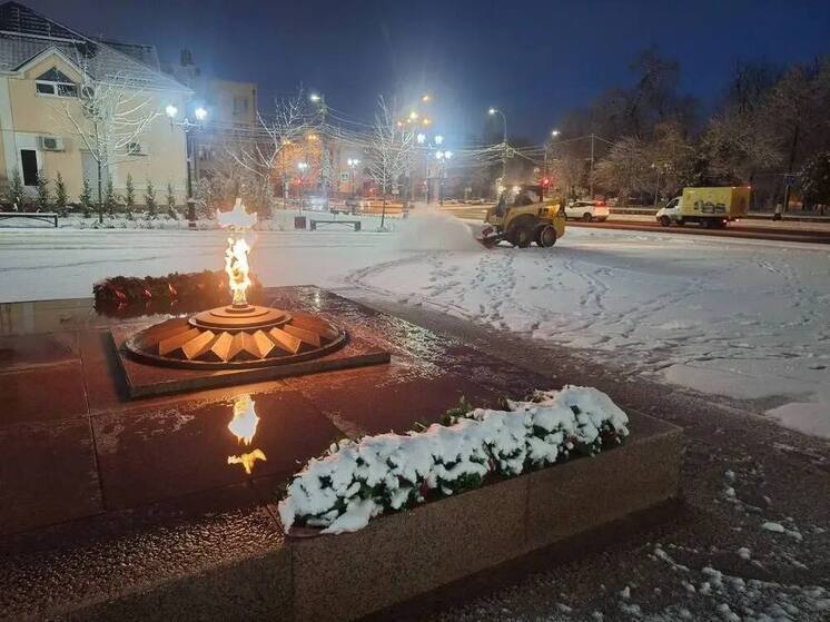 Улицы Краснодара обрабатывают от гололёда