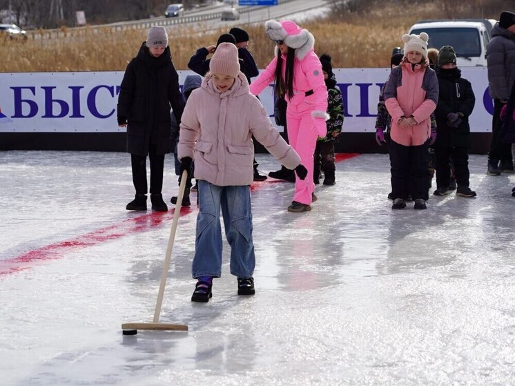 В уссурийском гарнизоне открыли новую хоккейную коробку