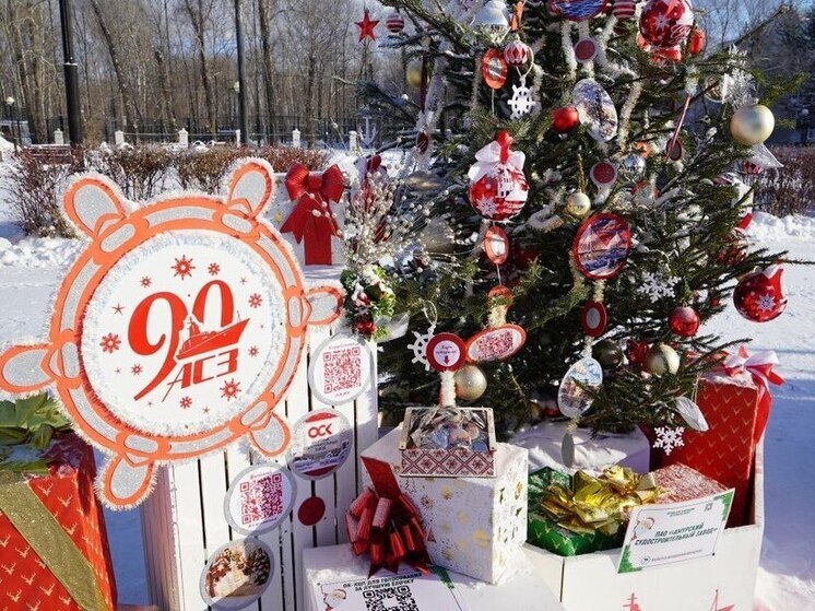 Выставку-конкурс «Елки-иголки» открыли жители Города юности, Дед Мороз и Снегурочка