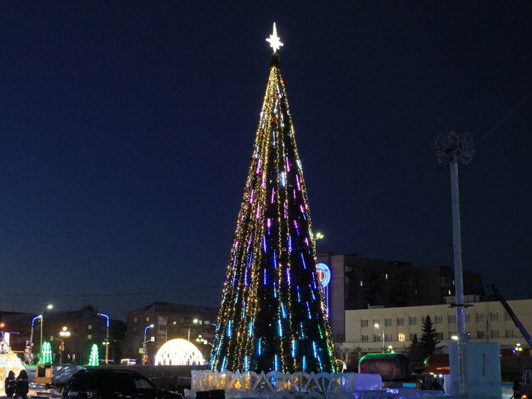 Начинать подготовку к новогодним праздникам в этом году городу металлургов пришлось в непривычной обстановке — без снега и холодов