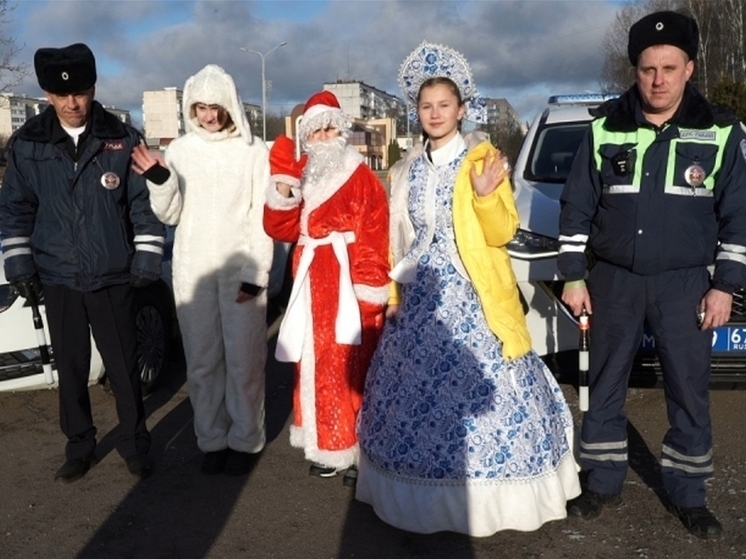 Смоленских водителей поздравил полицейский Дед Мороз