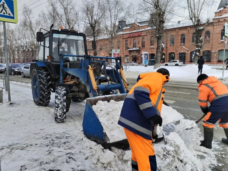 Выше нормы осадков: дорожники продолжают очищать улицы Барнаула после снегопада