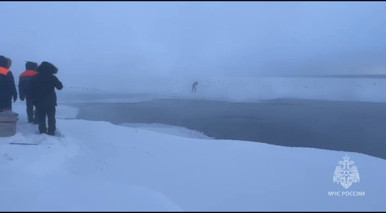 Спасатели Якутии обнаружили тело ребенка в затонувшей машине