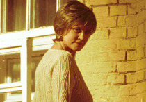 Внезапная и шокирующая обстоятельствами смерть прославившейся участием в «оскароносном» фильме «Москва слезам не верит» актрисы Веры Алентовой на похоронах другого известного актера, Анатолия Лобоцкого, потрясла многих. Однако случаи такого внезапного, «мгновенного» ухода из жизни мастеров сцены, увы, были и раньше. Вот лишь несколько подобных случаев, произошедших вне стен театров и за пределами съемочных площадок.
