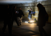      Вчера вечером в Киеве были изменены графики подачи электричества. Было заявлено, что ограничения смягчаются. Недолго радовались.  Минувшей ночью по Киевской области и по Киеву был нанесен массированный удар – в зоне внимания опять оказались электростанции. К утру в украинской столице свет погас. И опять надолго, судя по всему. 
