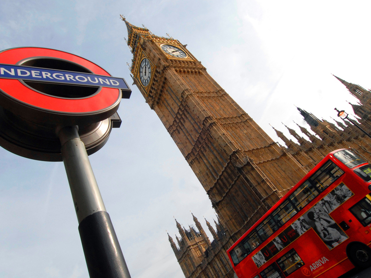 Великобритания оплатит военное обучение для выпускников школ