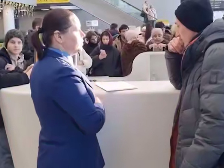 Почти 4 тысячи человек застряли в аэропортах Дальнего Востока из-за сложных погодных условий