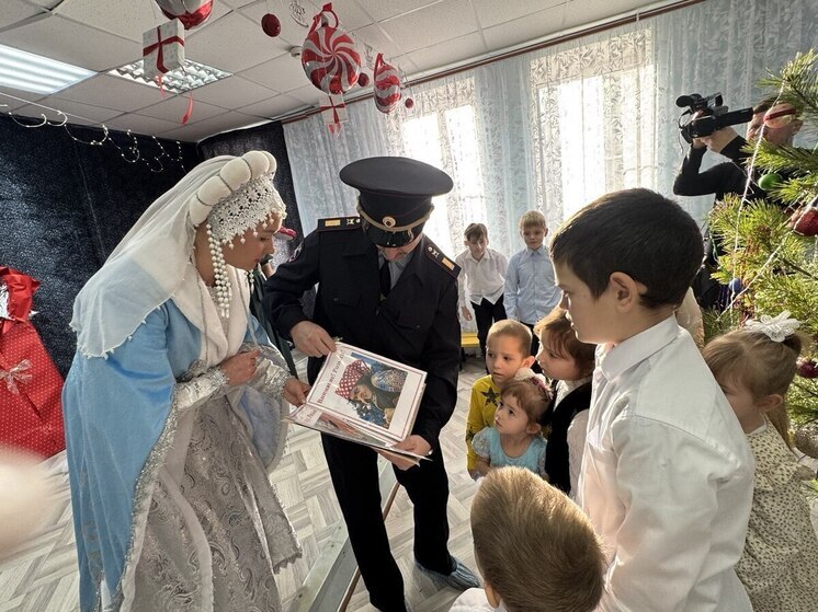 Полицейские Воронежа поздравили детей с Новым годом