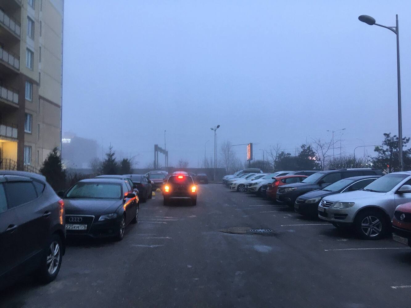 Густой туман окутал Петербург и осложнил движение на дорогах