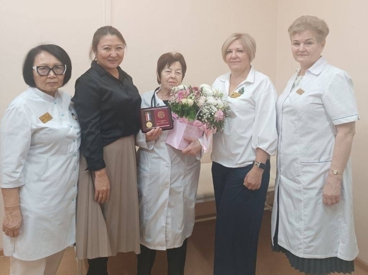 Педиатр детской больницы с полувековым стажем стала Трудовой доблестью Хакасии