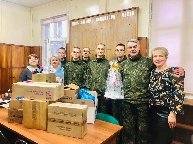 Женсоветы Комплексного центра соцобслуживания Карелии и Колледжа технологии и предпринимательства передали подарки войсковой части в Падозеро