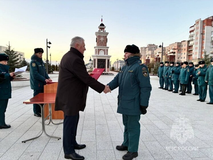 В Гатчине сотрудники МЧС отметили День спасателя России