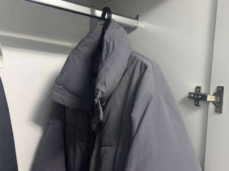 Пуховик — это теплая и практичная одежда на зиму, однако некоторые петербуржцы предпочитают приобретать их на однодневных ярмарках. В таком случае покупатели могут столкнуться с проблемой потери продавца. Об этом сообщили в Роспотребнадзоре по Петербургу и Ленобласти.