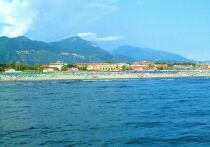 Россиянин Денис, давно проживающий в Европе, решил под Новый год прокатиться в маленький тосканский курорт Форте-дей-Марми