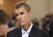 Да простят читатели сравнение, но Стасу Михайлову с его увесистым блестящим крестом на загорелой, хорошо эпилированной груди и почти обязательным «знамением» зрителей на концертах, похоже, уже не угнаться в «религиозном просветлении» за (когда бы и кто подумал) Джастином Бибером, разухабистым поп-идолом, бередящим девичьи фантазии и сердца более пятнадцати лет