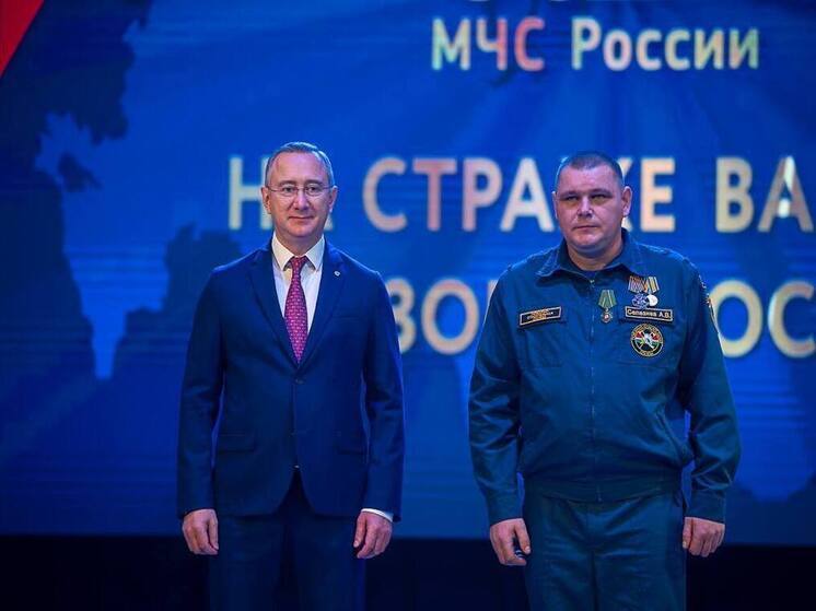 Калужский губернатор наградил спасателей, снимавших с оторвавшейся льдины 17 рыбаков