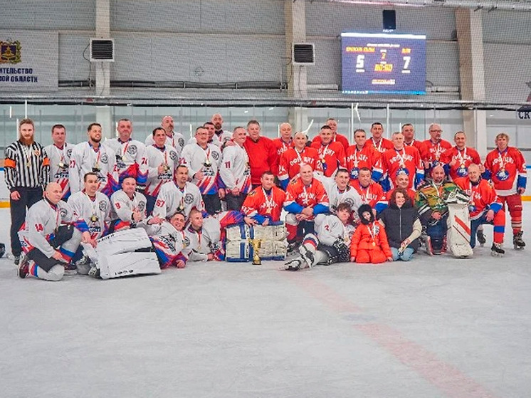 Депутаты сыграли товарищеский матч с ветеранами хоккея в Брянске
