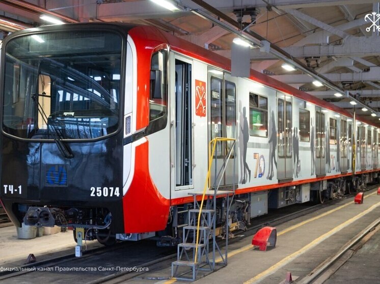 В честь 70-летия метро Петербурга вышел поезд «Балтиец» в уникальной окраске