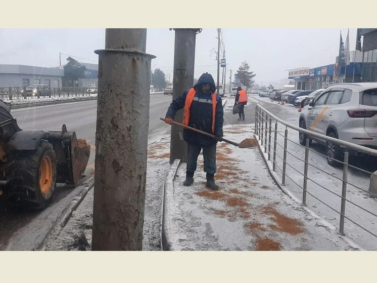 В Ставрополе на уборку улиц от снега выведены 60 единиц техники и около 90 рабочих