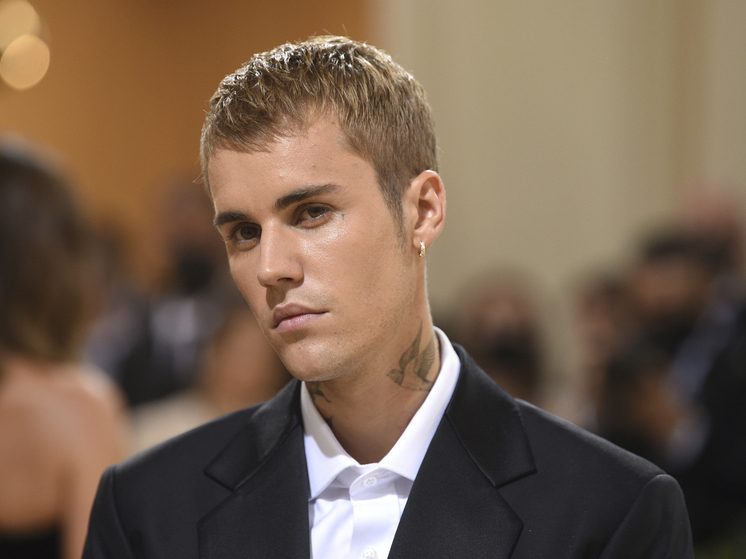 Да простят читатели сравнение, но Стасу Михайлову с его увесистым блестящим крестом на загорелой, хорошо эпилированной груди и почти обязательным «знамением» зрителей на концертах, похоже, уже не угнаться в «религиозном просветлении» за (когда бы и кто подумал) Джастином Бибером, разухабистым поп-идолом, бередящим девичьи фантазии и сердца более пятнадцати лет