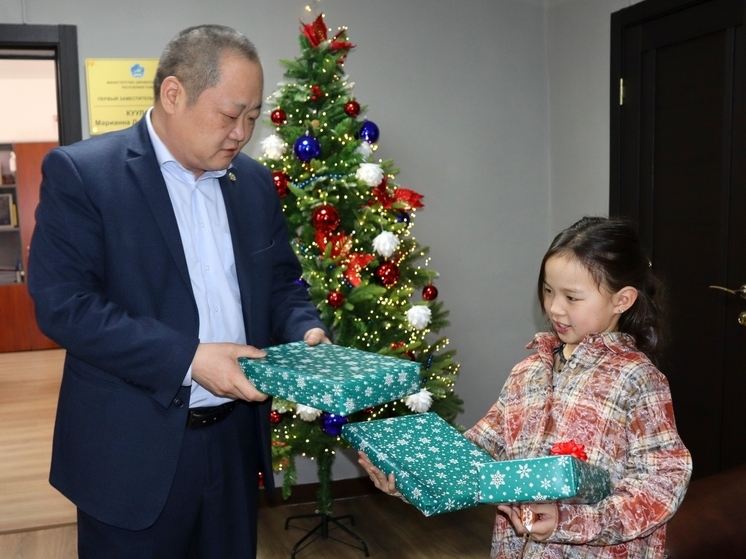Министр здравоохранения Тувы исполнил желание девочки из многодетной семьи