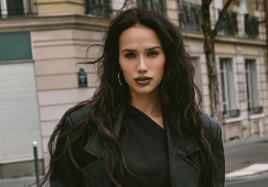 Загитова снялась в эксцентричном наряде и устроила конкурс оскорблений