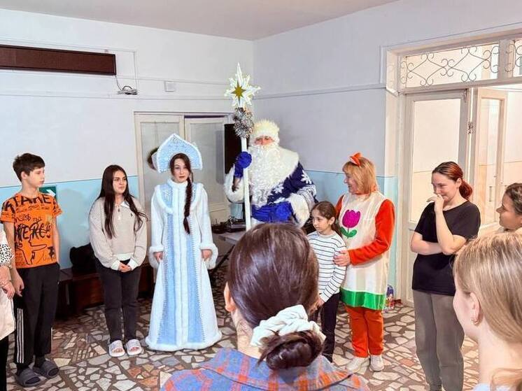 Юных пациентов кубанских больниц навестили Дед Мороз и Снегурочка