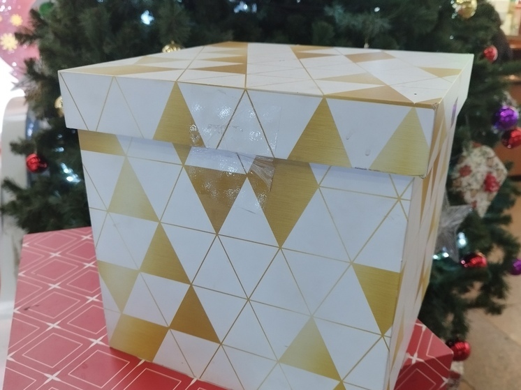 Более половины петербуржцев обмениваются подарками на Новый год на работе