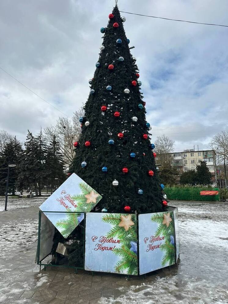 В Керчи вандалы повредили ограждения двух городских елок