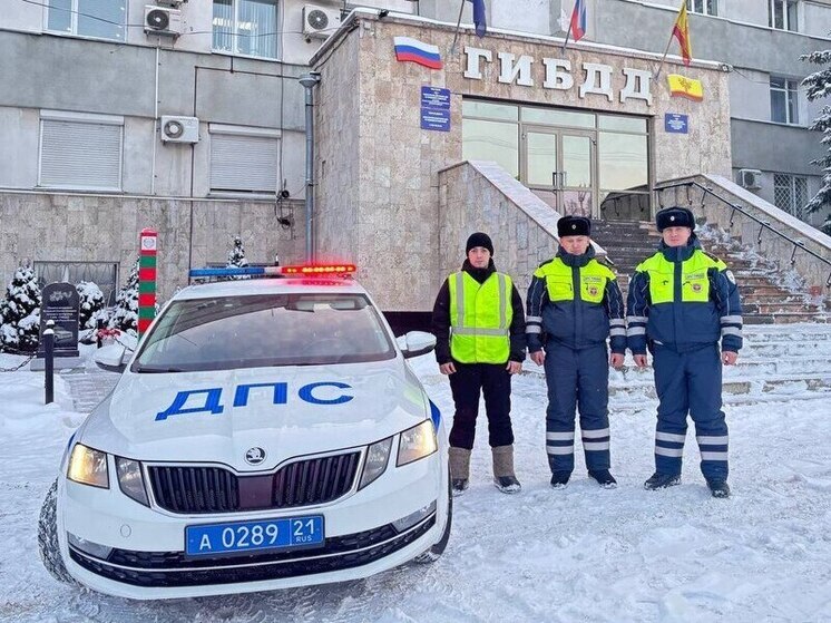 Вытащили «скорую» из сугроба: инспекторы ДПС помогли медикам ночью