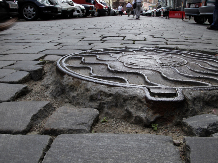 17-летняя школьница в Нижнем Тагиле провалилась в канализационный люк