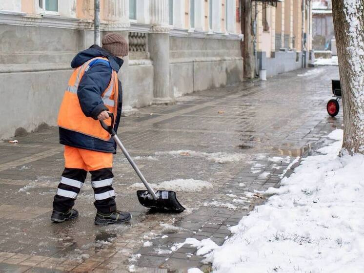 С раннего утра на улицах Симферополя работают более 400 дворников, которые очищают и обрабатывают пешеходные зоны после снегопада