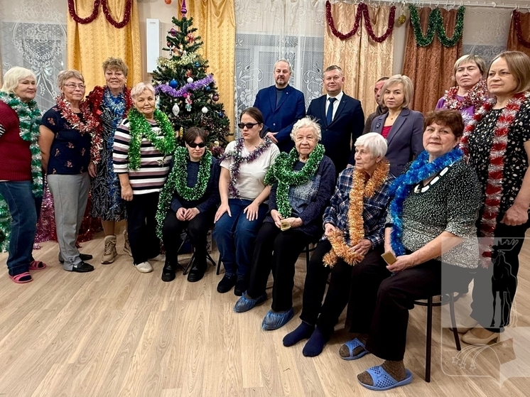 Мончегорские общественные организации получили новогодние подарки