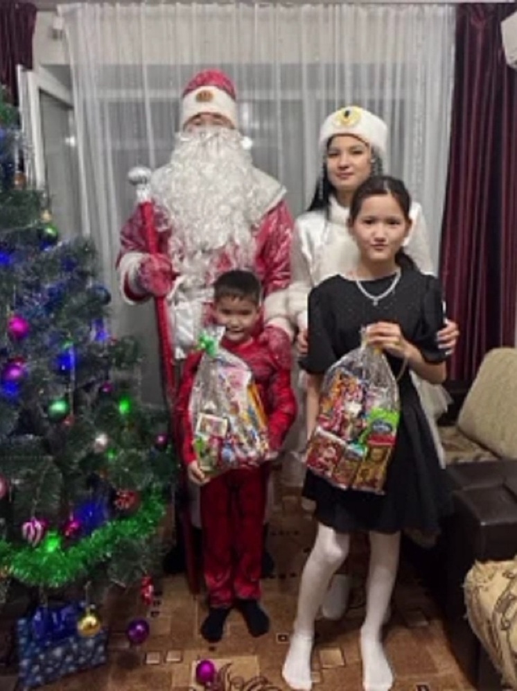 Полицейский Дед Мороз посещает районы Калмыкии