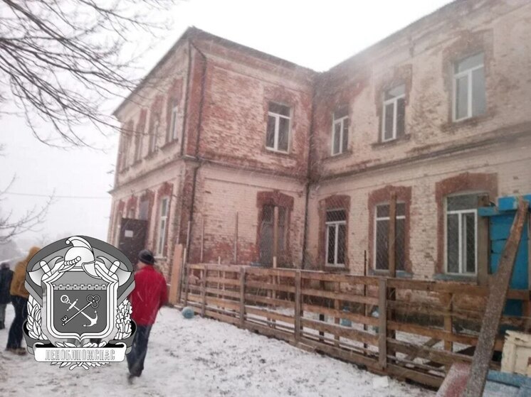 В Лужском районе загорелось здание больницы, закрытой на ремонт