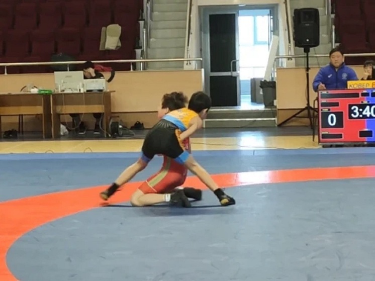 В Калмыкии проходит первенство по греко-римской борьбе