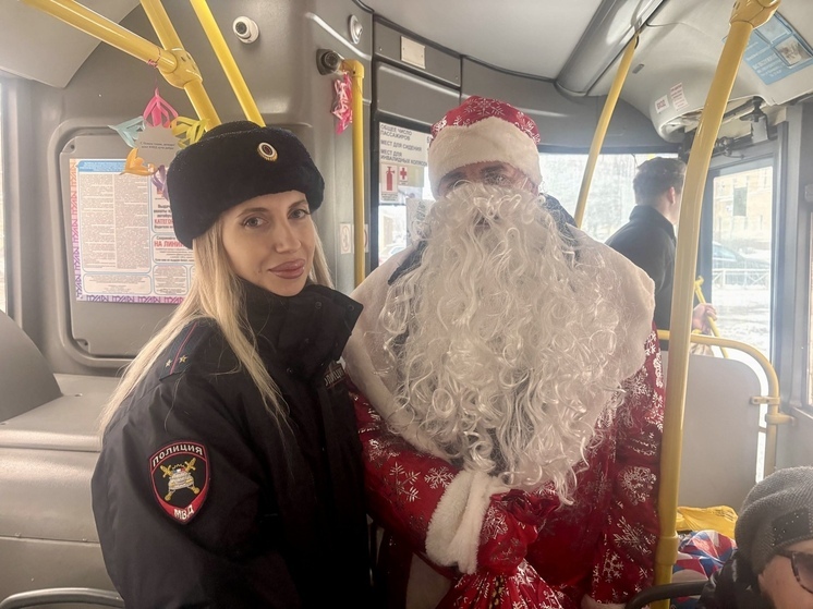 Новогодний автобус с викториной от ГИБДД проехал по улицам Тулы