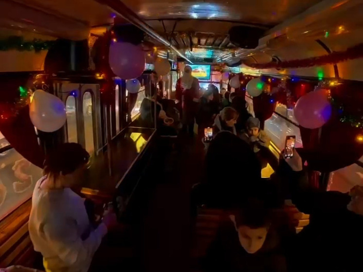 Первые пассажиры прокатились на праздничном новогоднем трамвае во Владикавказе