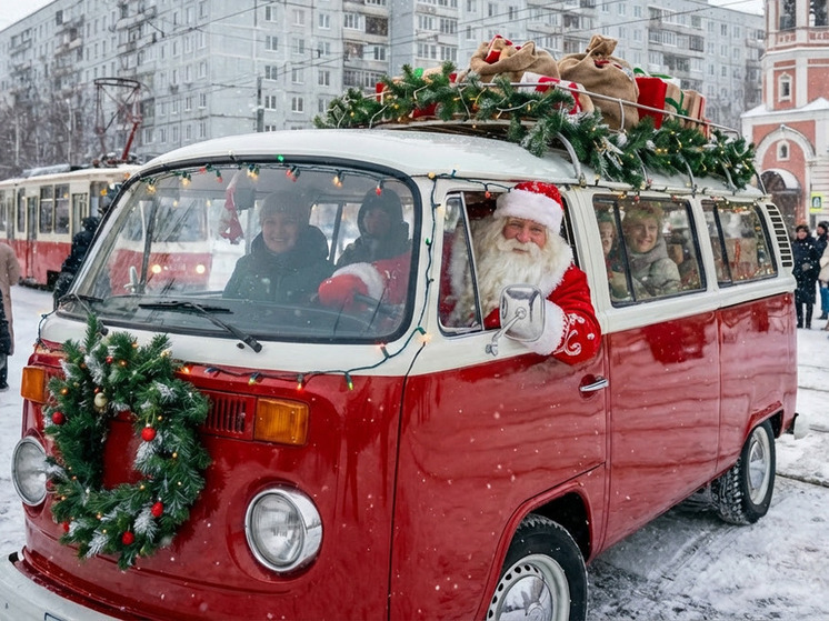 В Липецке водители автобусов вышли на маршруты в образе Деда Мороза