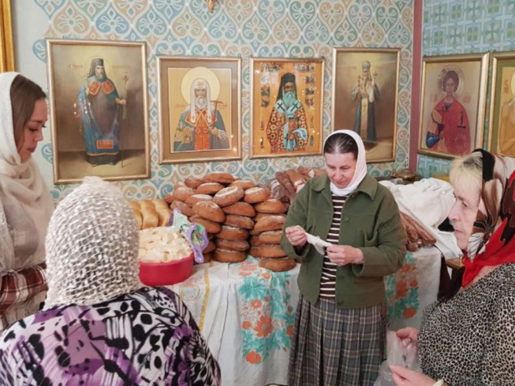 В Орле прихожане одного из храмов раздают нуждающимся хлеб и сыр