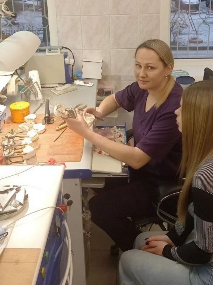 Студентка из Великих Лук нашла свое призвание в зуботехническом деле после экскурсии в поликлинику