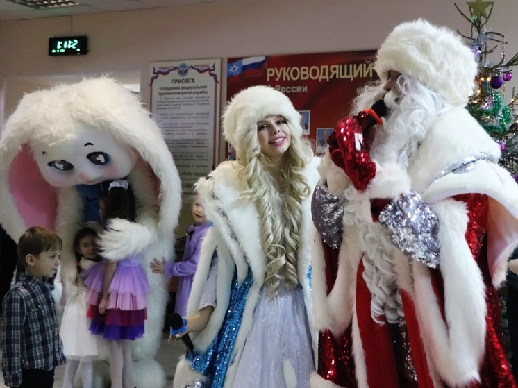 Смоленским ребятам подарили волшебство и радость на "Пожарной ёлке"