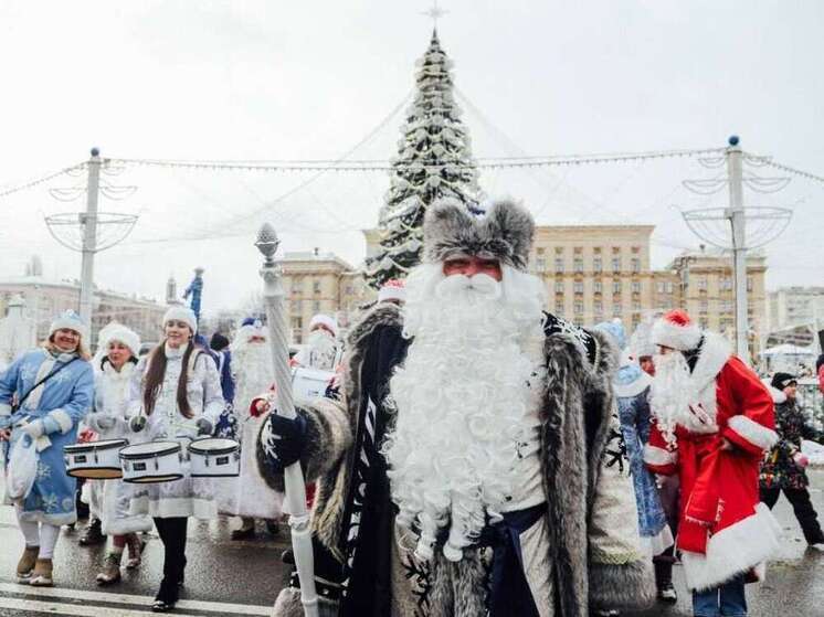 Воронеж вновь встретил парад Дедов Морозов после шестилетнего перерыва
