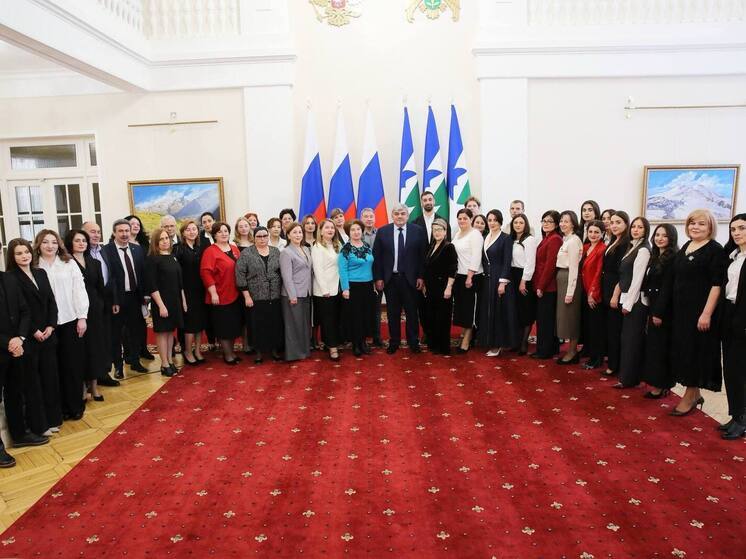 В преддверии Нового года глава Кабардино-Балкарии Казбек Коков провёл встречу с педагогами республики — победителями и призёрами профессиональных конкурсов федерального и регионального уровней