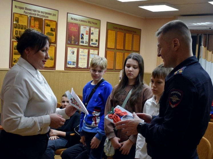 В рамках всероссийской акции «Полицейский Дед Мороз» сотрудники УМВД России по Ненецкому автономному округу совместно с представителем Общественного совета при ведомстве Юлией Дащук организовали для детей встречу, направленную на формирование навыков безопасного поведения и предупреждение мошенничества